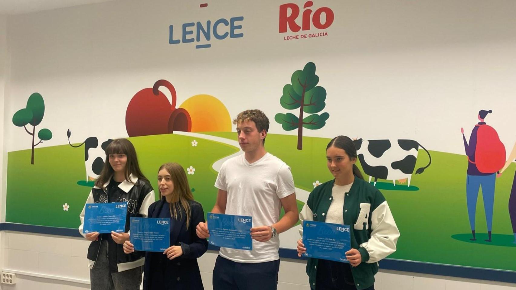 Cuatro alumnos recibieron becas de Grupo Lence en el acto, seleccionados por sus expedientes académicos