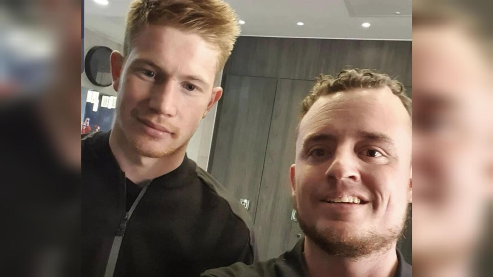 El aficionado fallecido, Guy Bradshaw, junto al exjugador del Manchester City y leyenda del club Kevin De Bruyne.