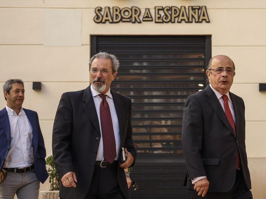 Ignacio Gil Lázaro, a la derecha, junto a Carlos Flores Juberías y Vicente Barrera. Rober Solsona / EP