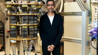 Sundar Pichai, CEO de Google, al lado del ordenador cuántico de la empresa.