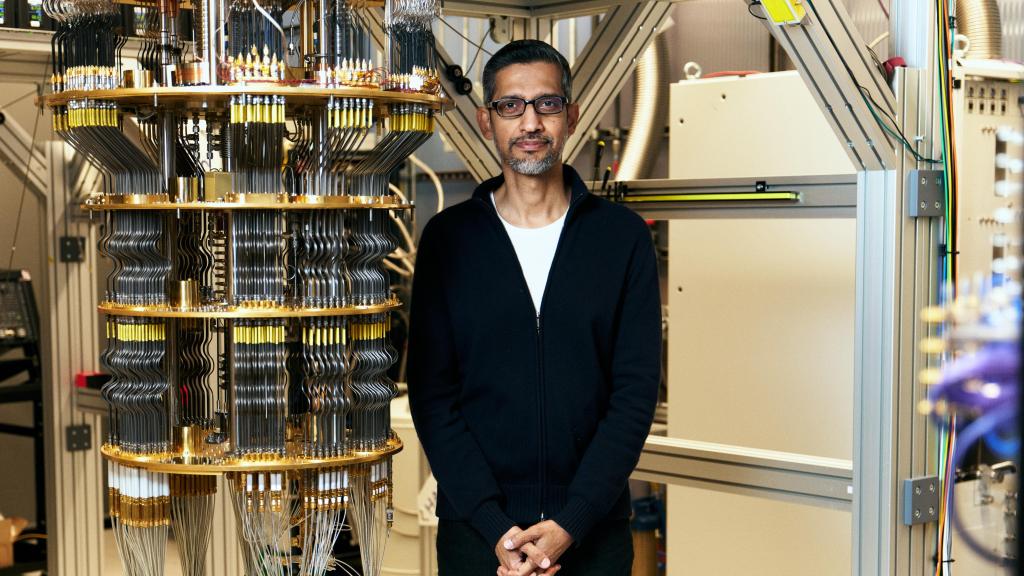 Sundar Pichai, CEO de Google, al lado del ordenador cuántico de la empresa.