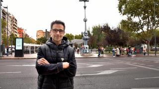 El diseñador gráfico Javier Garduño, con la Farola de Coomonte de fondo