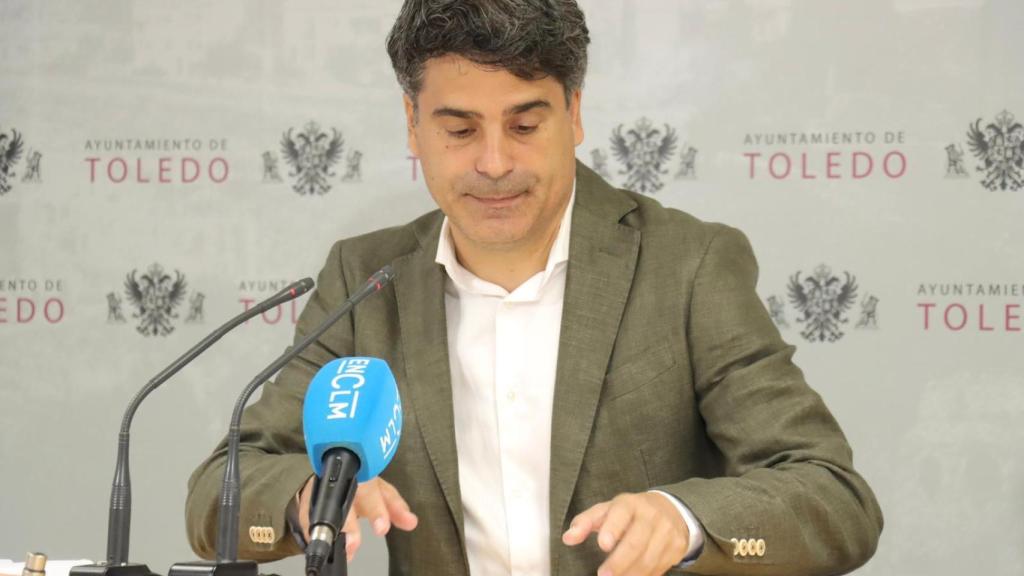 El concejal del PP, Juanjo Alcalde, este miércoles en rueda de prensa.