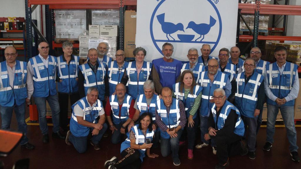 Pepe Solla, junto a los voluntarios del Banco de Alimentos de Vigo