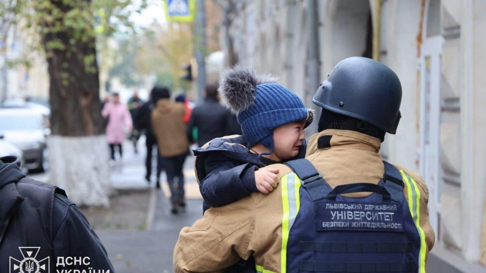 Los servicios de emergencia evacúan a los niños de la guardería de Járkiv.