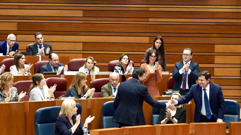 El portavoz y consejero de Economía y Hacienda de la Junta de Castilla y León, Carlos Fernández Carriedo, saluda al presidente autonómico, Alfonso Fernández Mañueco, tras la aprobación del techo de gasto en el pleno de las Cortes de este miércoles