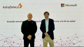 Rick Suárez, presidente de AstraZeneca España y Paco Salcedo, presidente de Microsoft España en la firma de la alianza.