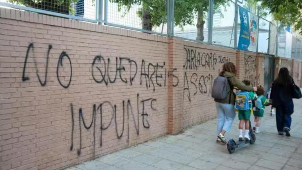 Imagen del colegio con pintadas tras el suicidio de Sandra Peña.