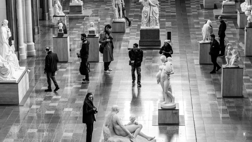 Personas en un museo.