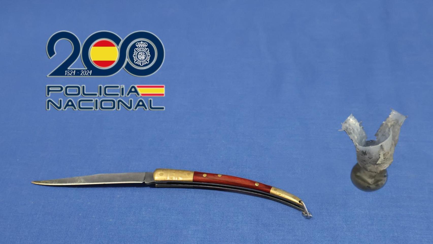 La navaja y el objeto con el que causó heridas a dos personas