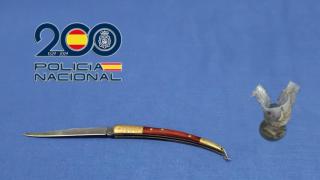 La navaja y el objeto con el que causó heridas a dos personas