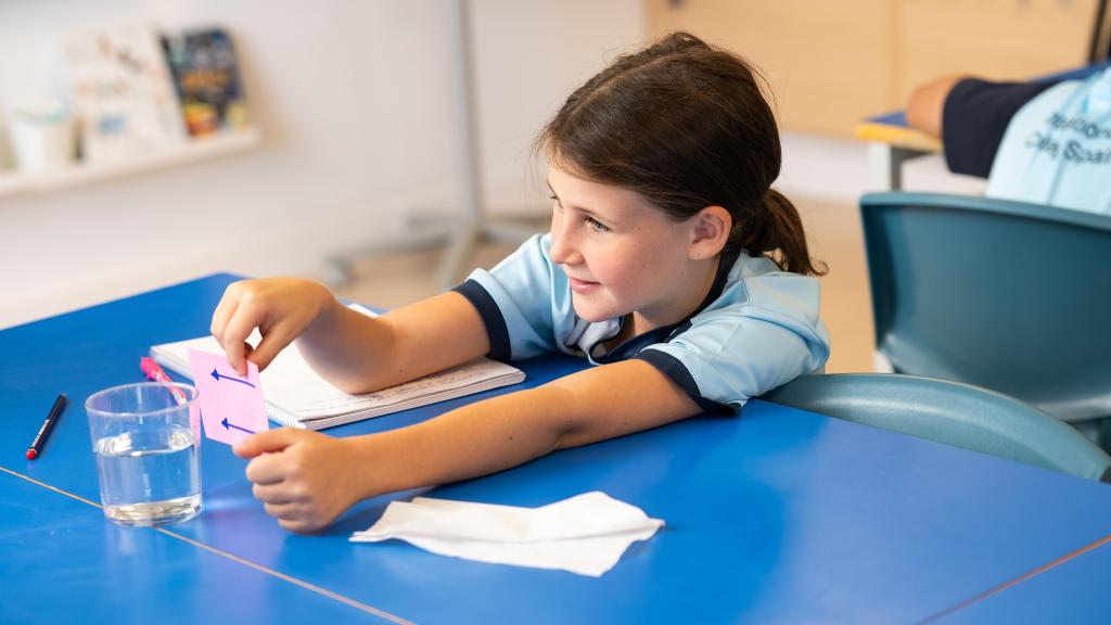 Una niña en el aula del ICS de Madrid.