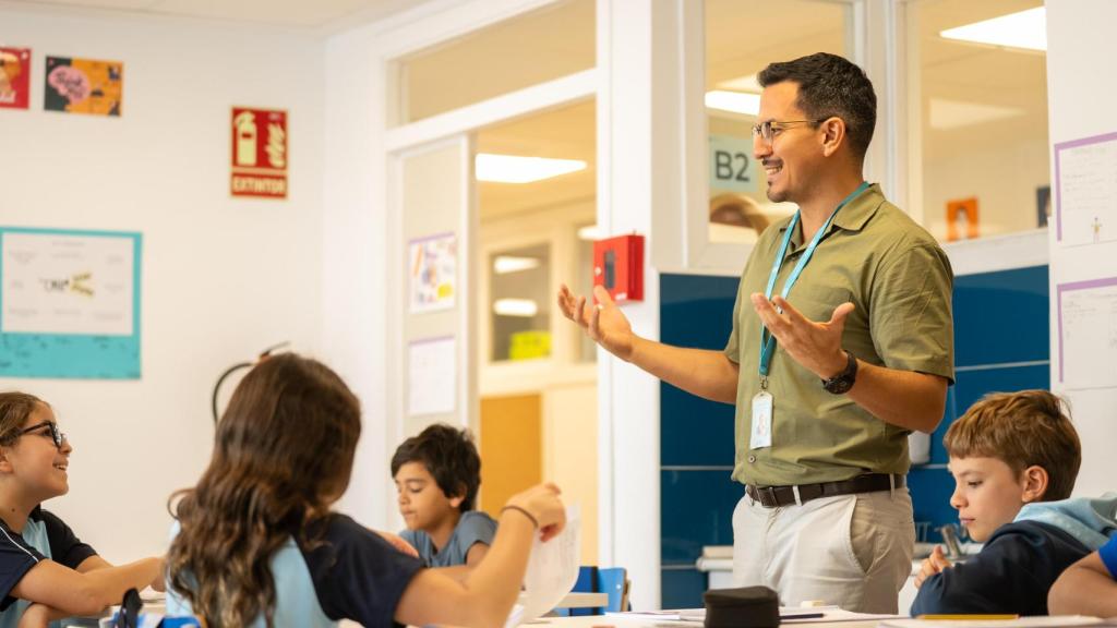 Un profesor durante una de sus clases en el ICS.