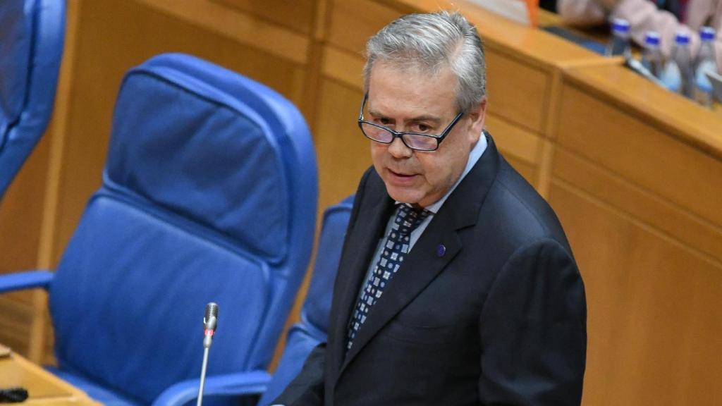 El conselleiro de Sanidade, Antonio Gómez Caamaño, responde a una pregunta parlamentaria.