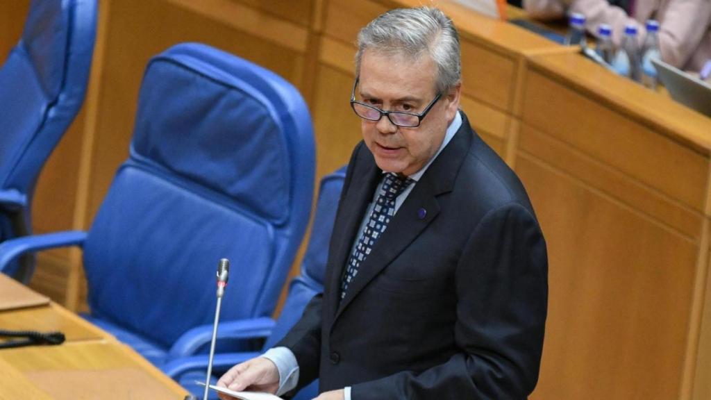 El conselleiro de Sanidade, Antonio Gómez Caamaño, responde a una pregunta parlamentaria.
