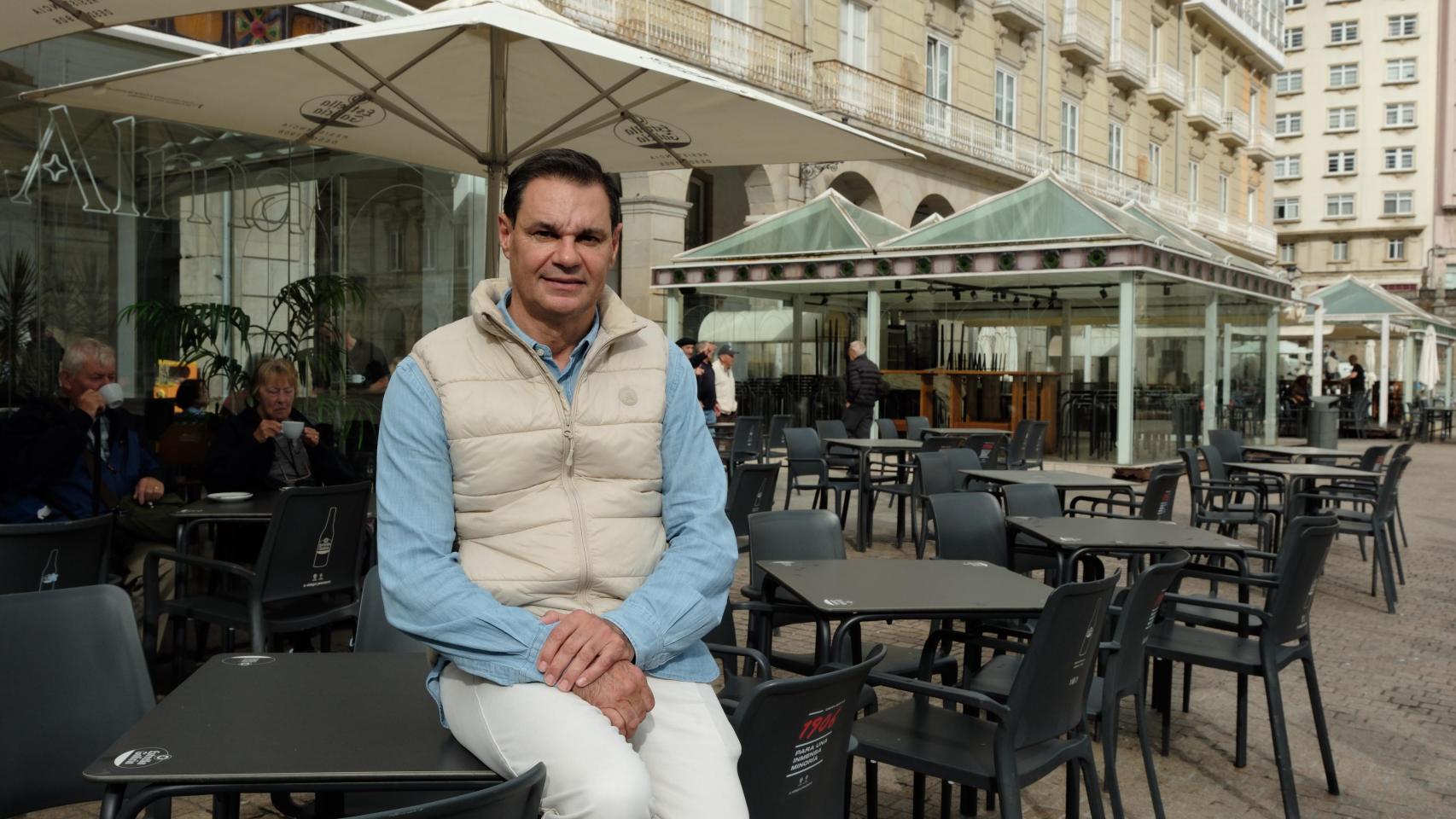 Héctor Cañete, entre terrazas de la plaza de María Pita de A Coruña.