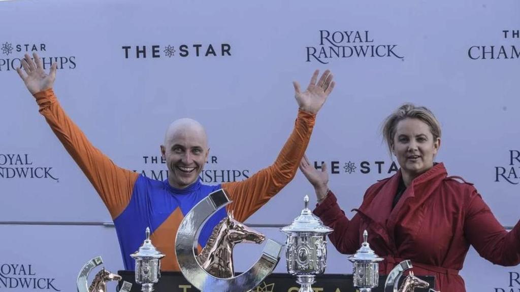 James Innes Jr con Wendy Roche, la entrenadora de la yegua Nettoyer