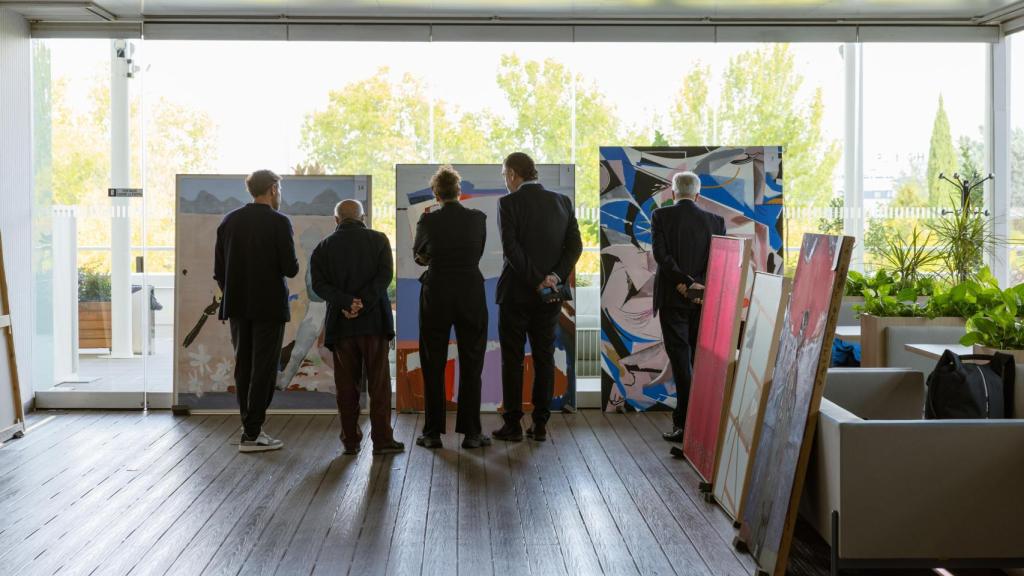 Miembros del jurado con las obras finalistas de Premio BMW. Foto: BMW