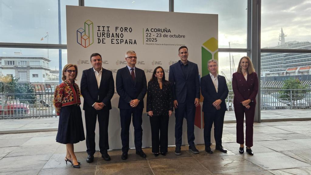 El secretario de Estado de Vivienda y Agenda Urbana, David Lucas Parrón, junto a la alcaldesa de A Coruña, Inés Rey, entre otras autoridades este miércoles en el II Foro Urbano de España.