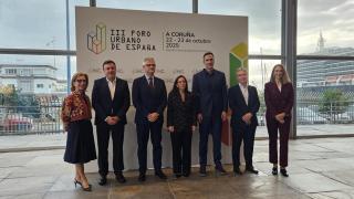 El secretario de Estado de Vivienda y Agenda Urbana, David Lucas Parrón, junto a la alcaldesa de A Coruña, Inés Rey, entre otras autoridades este miércoles en el II Foro Urbano de España.