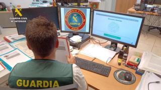 Un agente de la Guardia Civil durante las labores de investigación