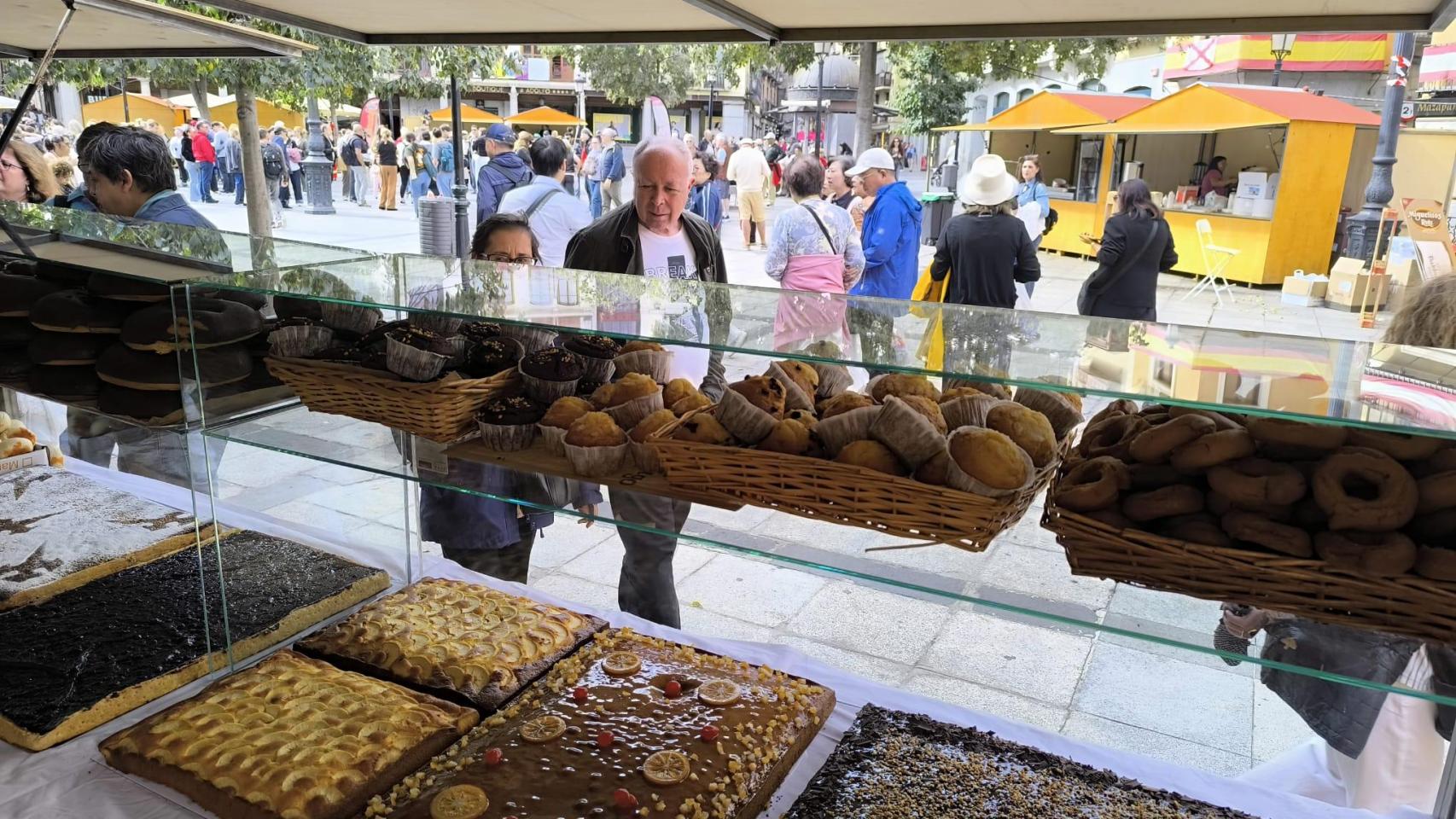 Uno de los puestos, con dulces gallegos.