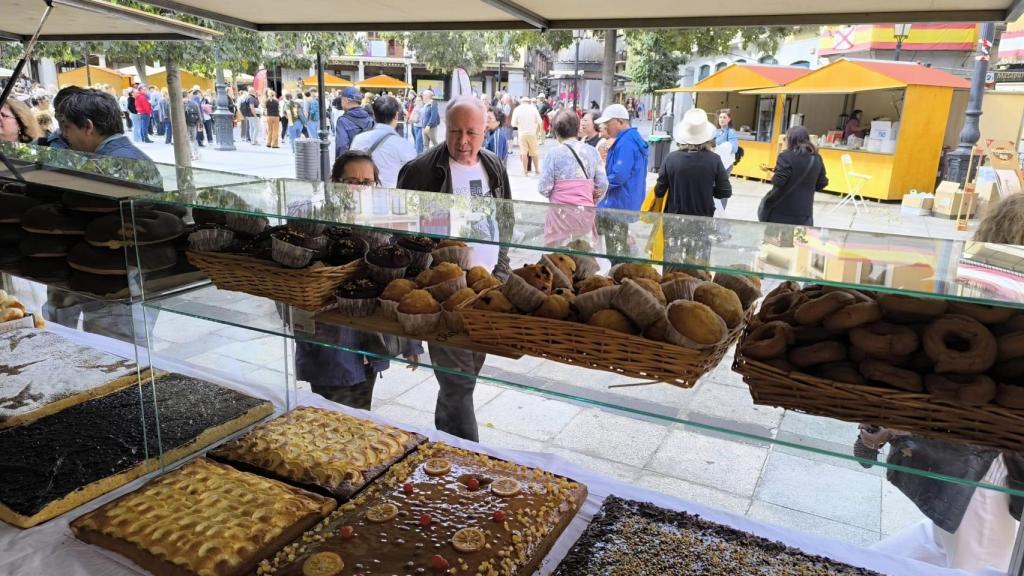 Uno de los puestos, con dulces gallegos.