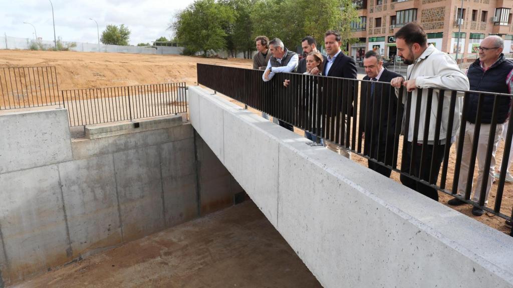 El alcalde de Toledo, Carlos Velázquez, ha visitado la zona, junto a representantes vecinales.