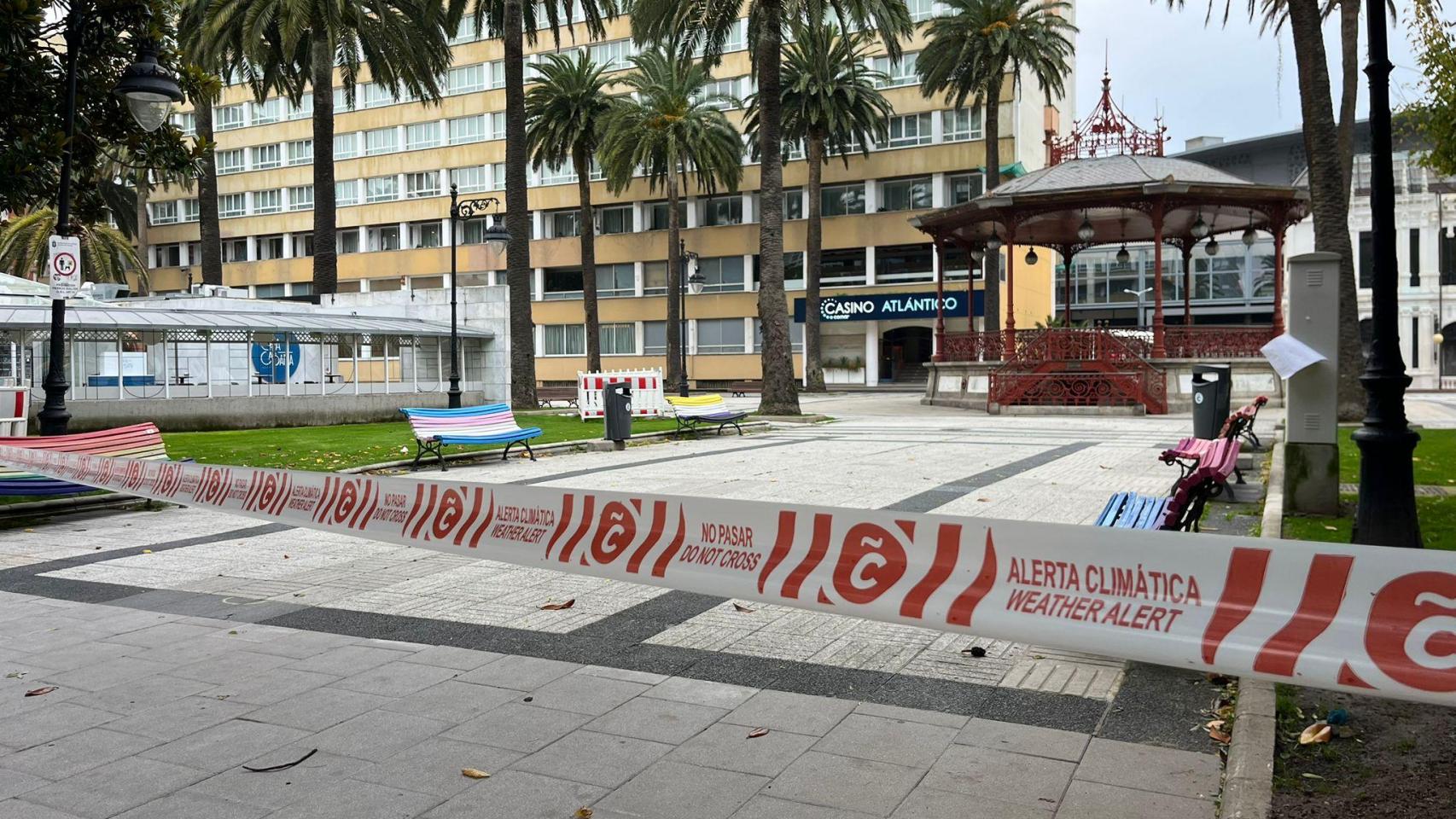 Imagen de uno de los parques de A Coruña ya cortado su acceso.