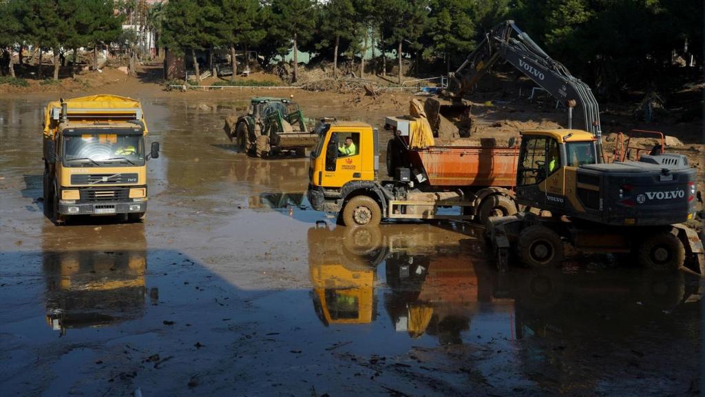 Labores de limpieza tras la dana. Eduardo Manzana / EP