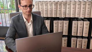 Héctor Alonso, notario a los 25 años.