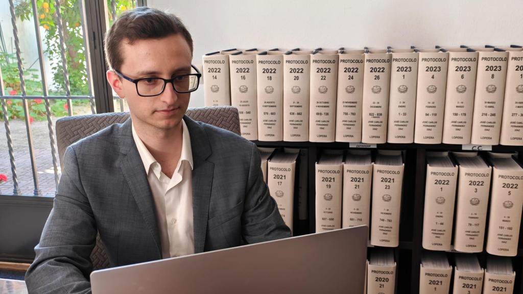 Héctor Alonso, notario a los 25 años.