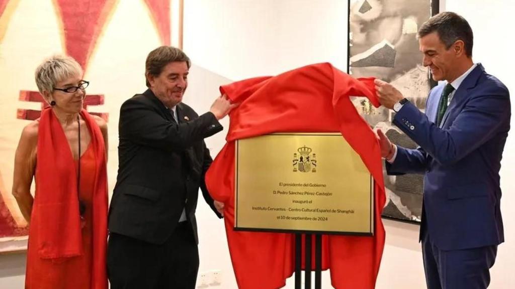 Luis García Montero inaugura un centro del Instituto Cervantes en Shanghái junto a Pedro Sánchez.