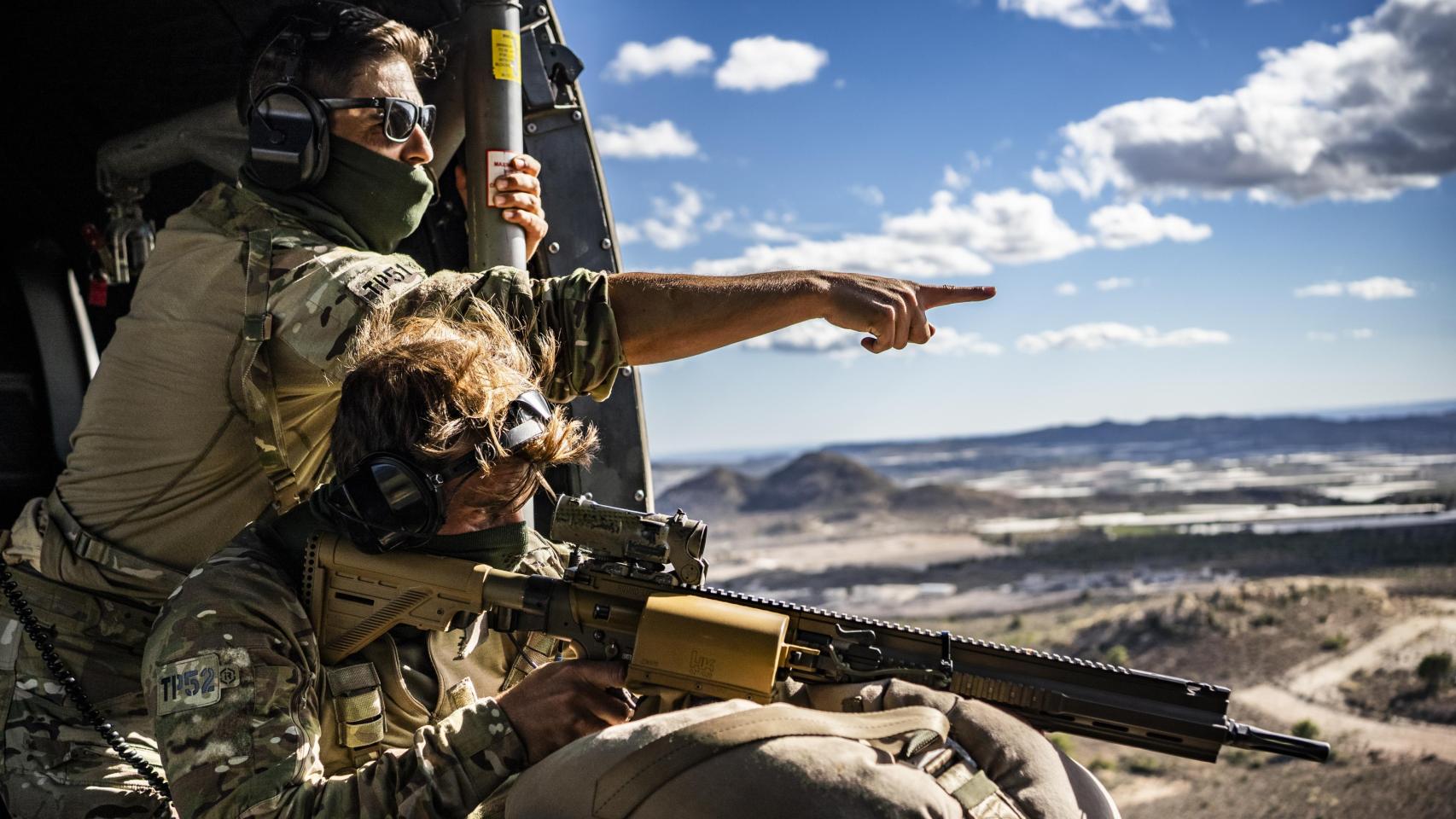 Un equipo operativo del Mando de Operaciones Especiales dispara a objetivos en el desierto a bordo de un helicóptero Cougar.