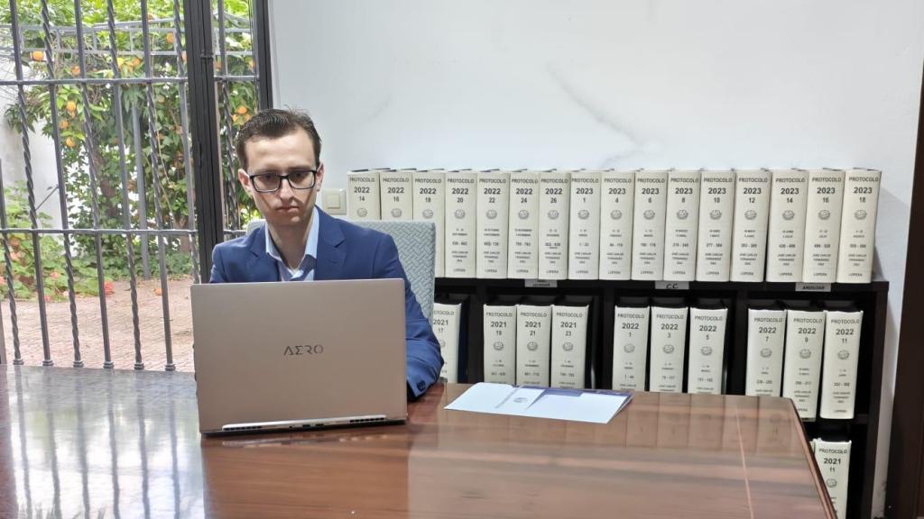 Héctor Alonso, notario.