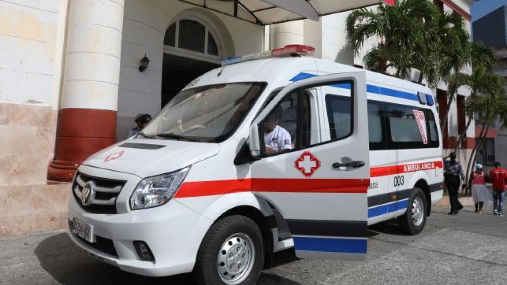Una ambulancia frente a unas Urgencias en Cuba