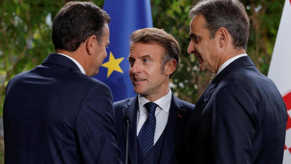 El francés Macron, escoltado por el portugués Montenegro y el griego Mitsotakis en Eslovenia.