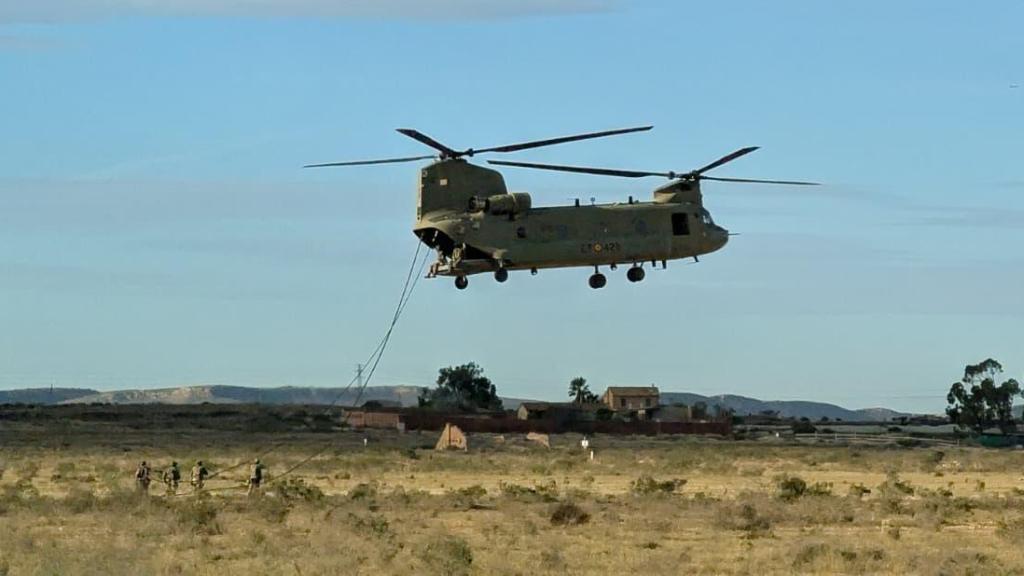 Un helicóptero militar realizando maniobras en Alicante el pasado miércoles.