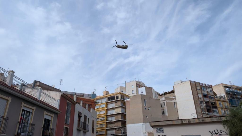 Un helicóptero militar sobrevolando Alicante ayer miércoles.