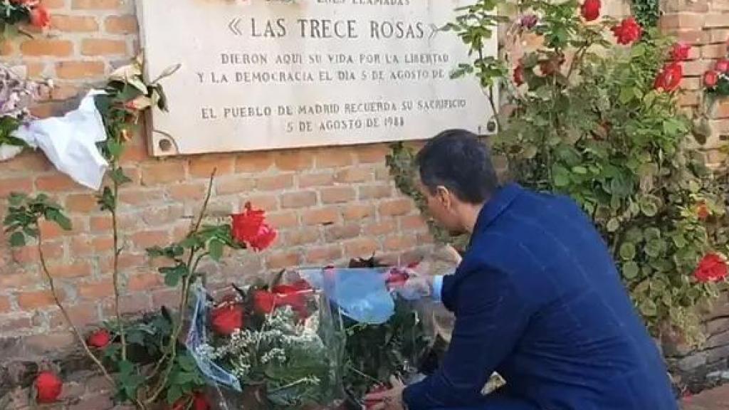 El presidente del Gobierno ante el muro del cementerio donde ejecutaron a las 13 rosas.