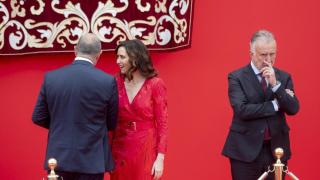 La presidenta de la Comunidad de Madrid, Isabel Díaz Ayuso, habla con el presidente del Senado, Pedro Rollán, junto al ministro de Política Territorial y Memoria Democrática, Ángel Víctor Torres,