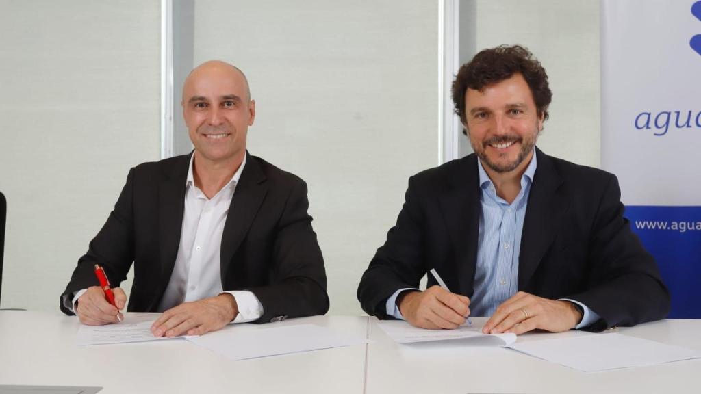 Firma del acuerdo de Veolia y Aguas Pacifico en Chile.