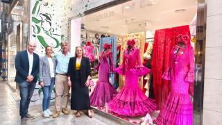 Uno de los comercios del centro de Málaga teñidos de rosa.