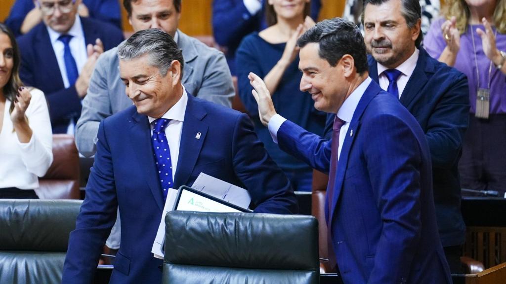 El presidente de la Junta, Juanma Moreno, saluda al consejero de Sanidad en el Parlamento de Andalucía.
