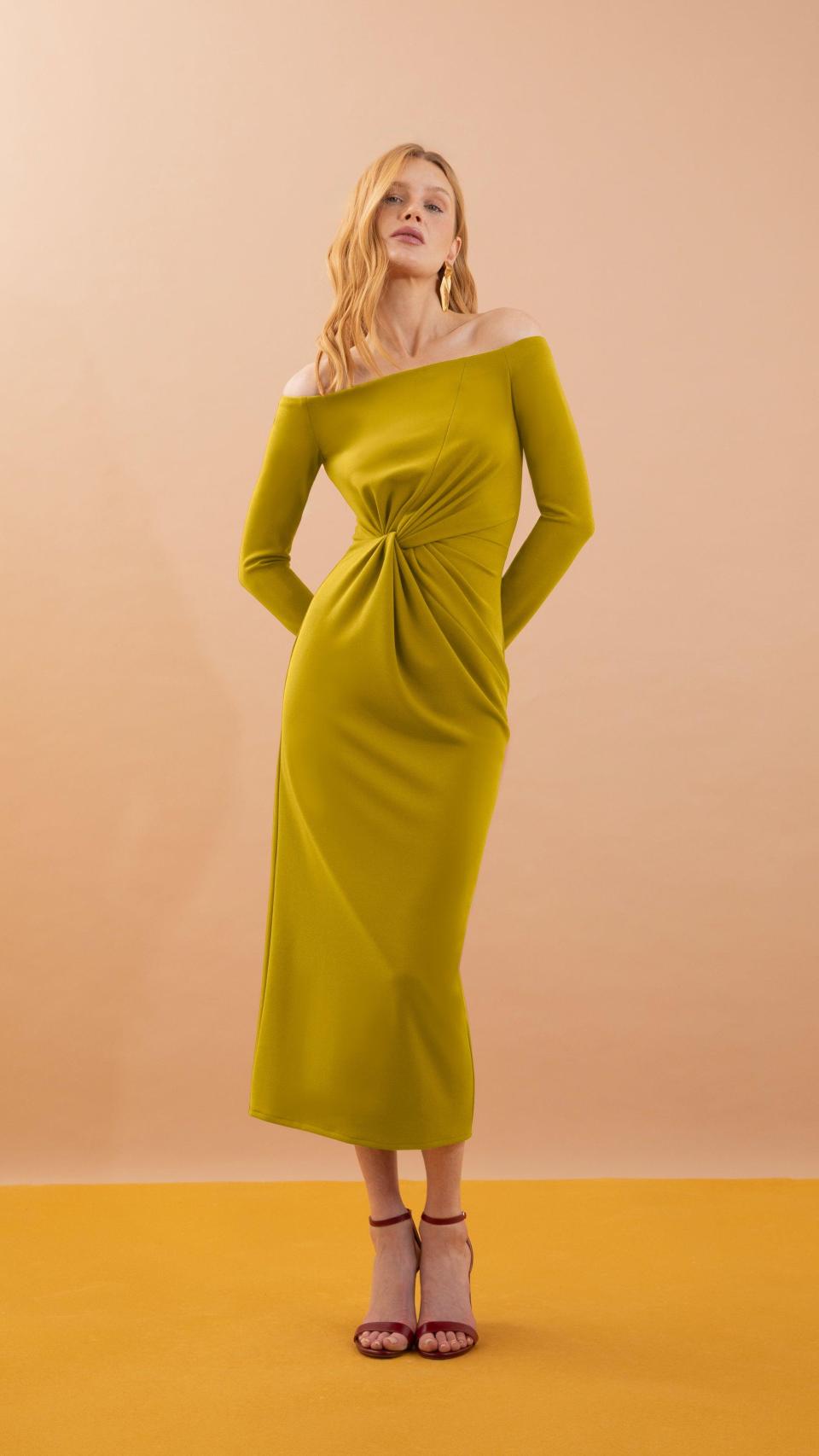 Vestido Rigel Mostaza de Victoria Colección.
