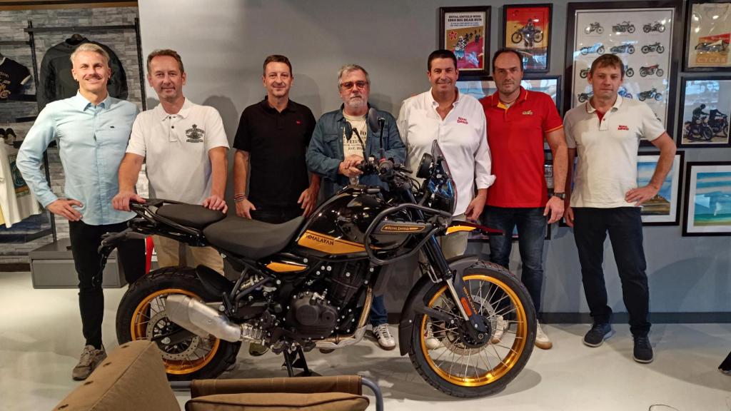 Directivos de Royal Enfield, entre otros, en la presentación.