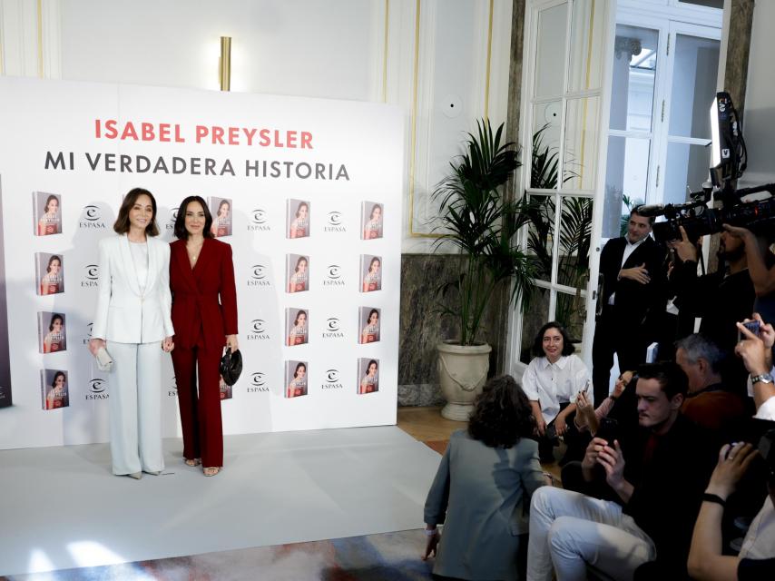 Isabel Preysler posando junto a su hija, Tamara, este pasado miércoles, 22.