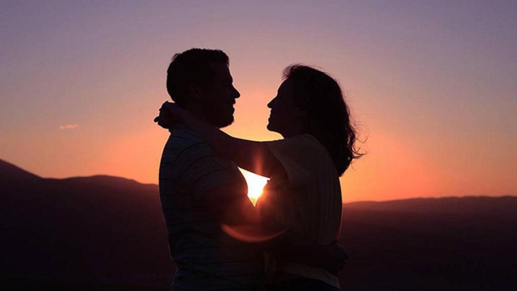 Una pareja abrazándose.