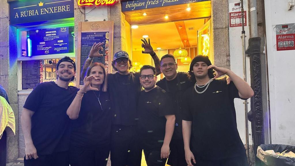 Beéle junto al equipo de A Rubia Enxebre