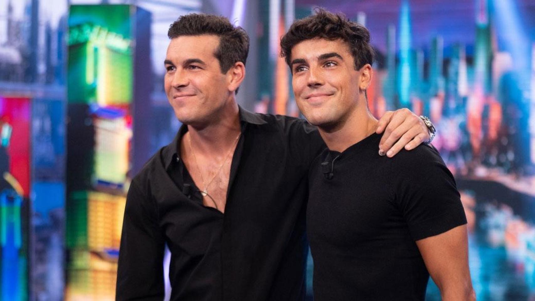 Óscar y Mario Casas, en una intervención en televisión.